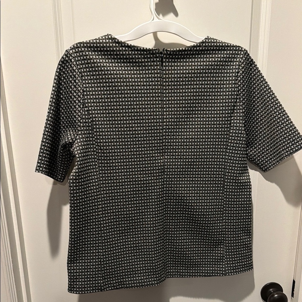Short-Sleeve Black and White Patterned Tunic Top - Picture 4 of 5